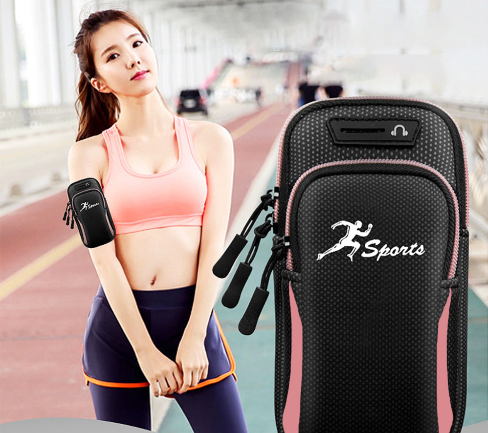 Løpeveske med mobiloppbevaring i bruk, vannavvisende svart design med rosa detaljer, festes med borrelås for trening.